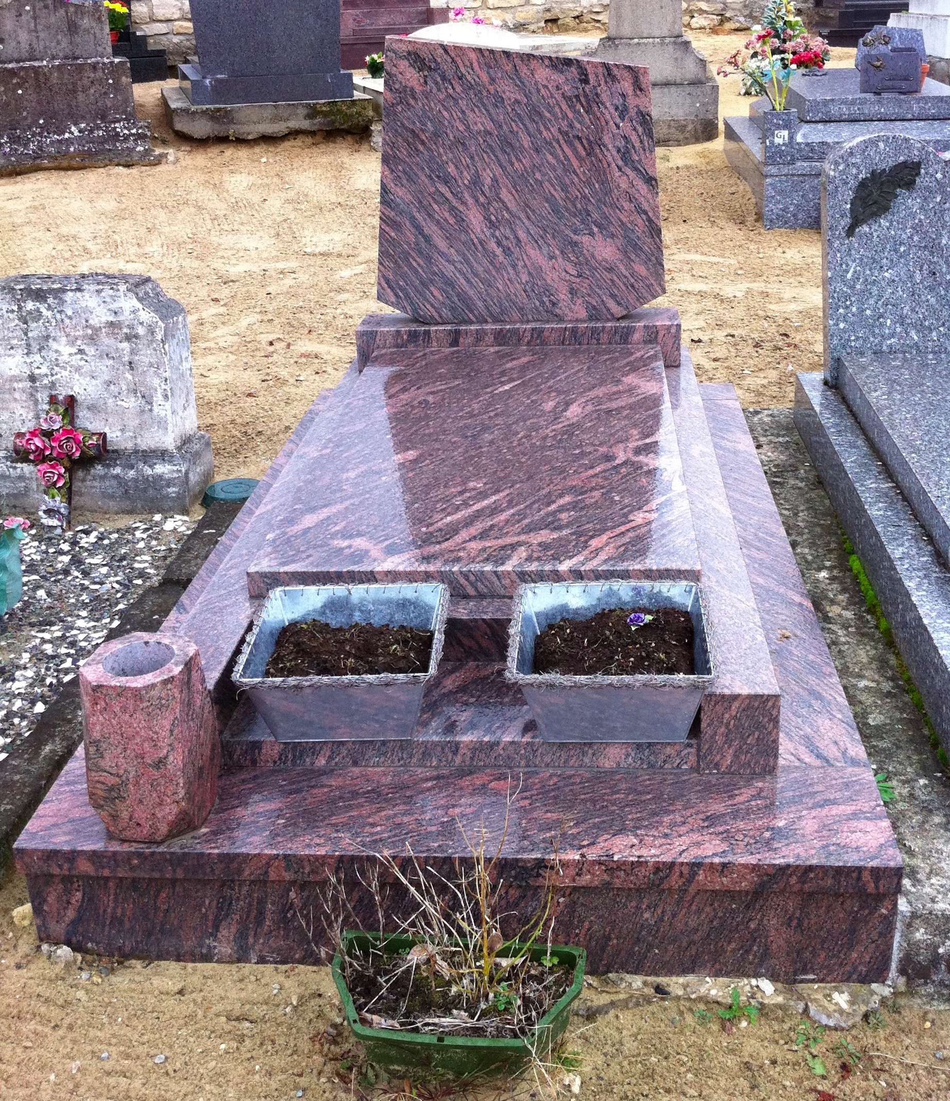 Fleuriste Corinne Delforge, Entretien de tombe Livraison de fleurs cimetières, Entretien de tombe