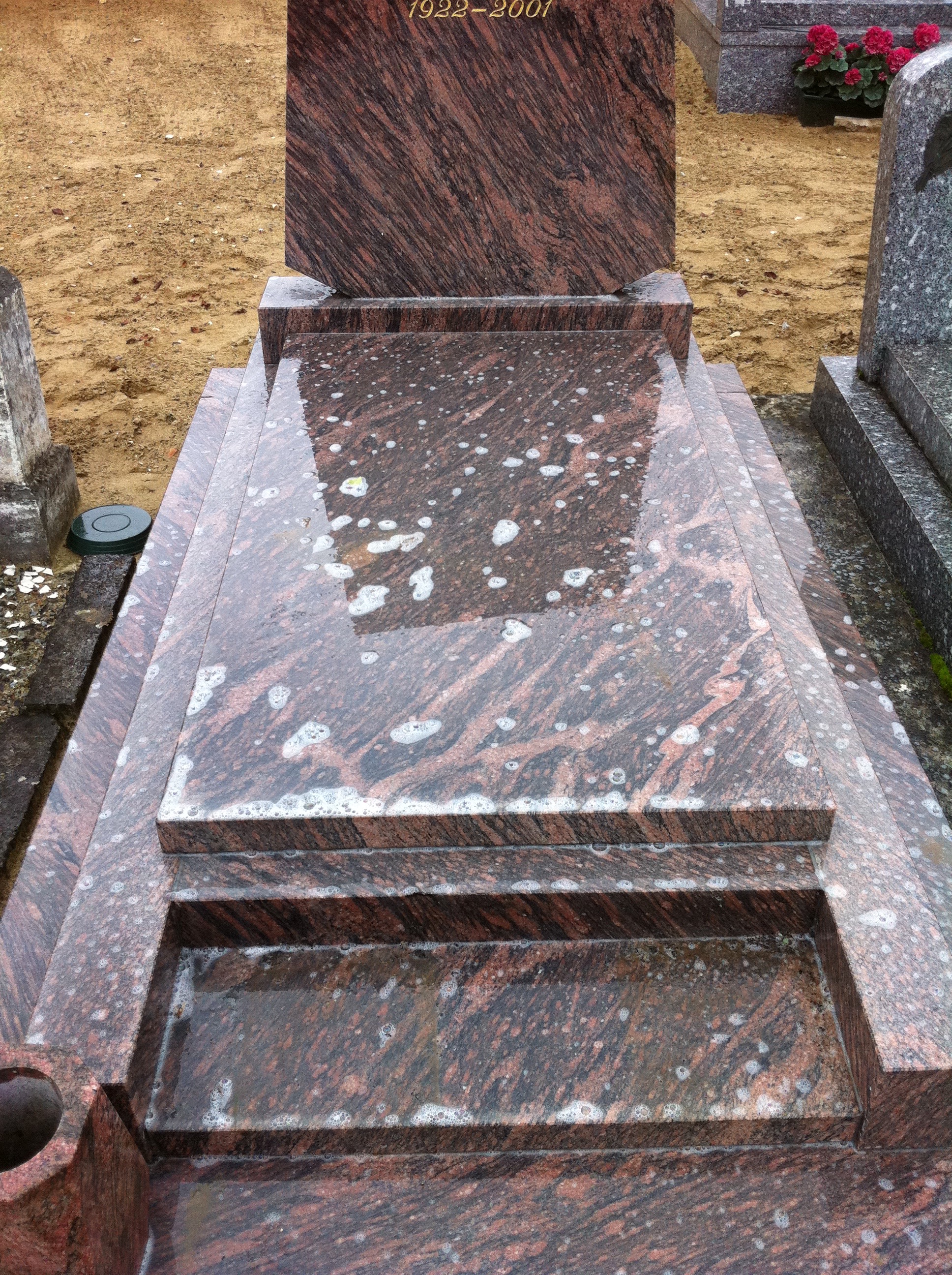 Fleuriste Corinne Delforge, Entretien de tombe Livraison de fleurs cimetières, Entretien de tombe